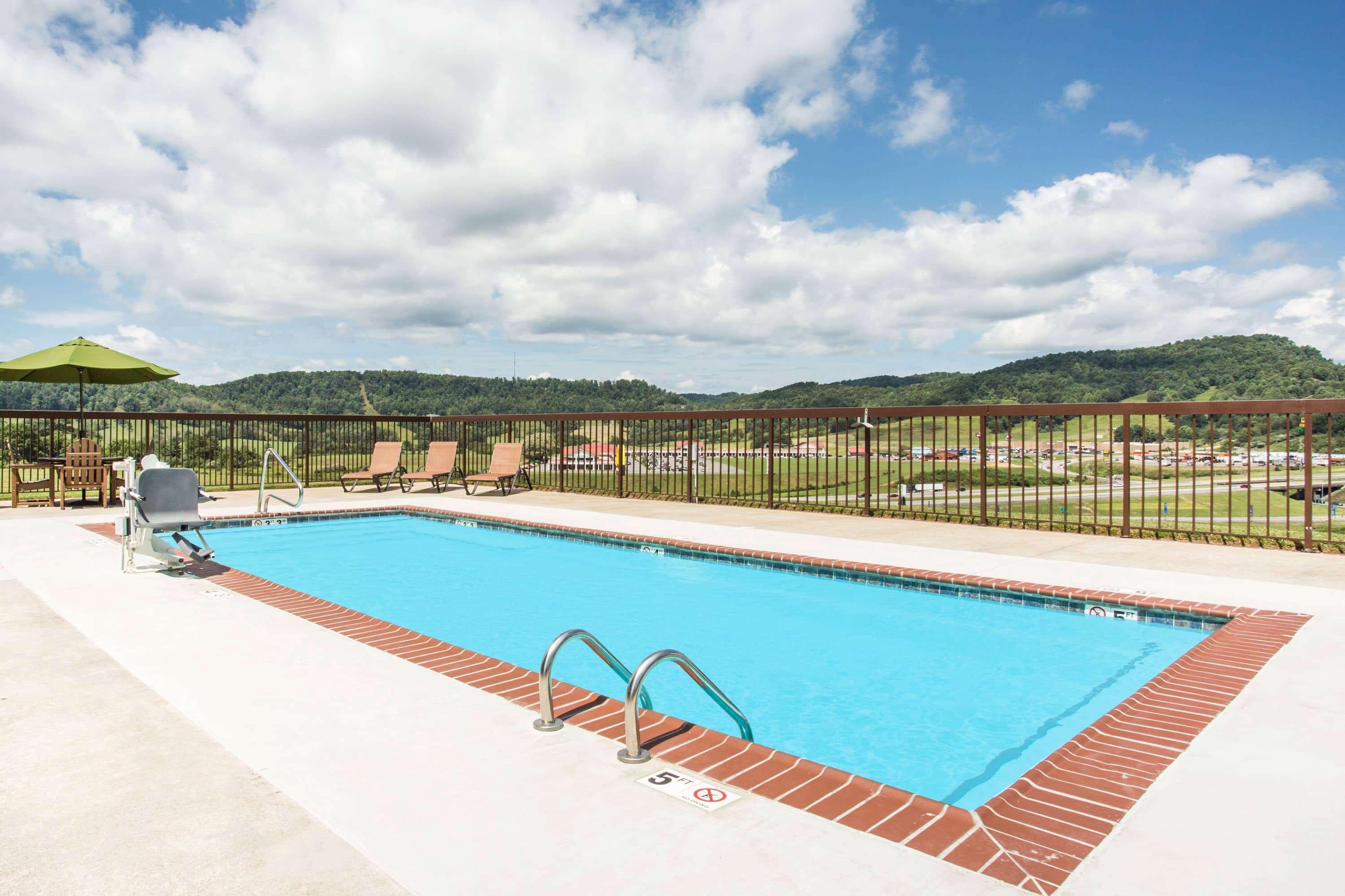 Days Inn & Suites By Wyndham Sutton Flatwoods Zewnętrze zdjęcie
