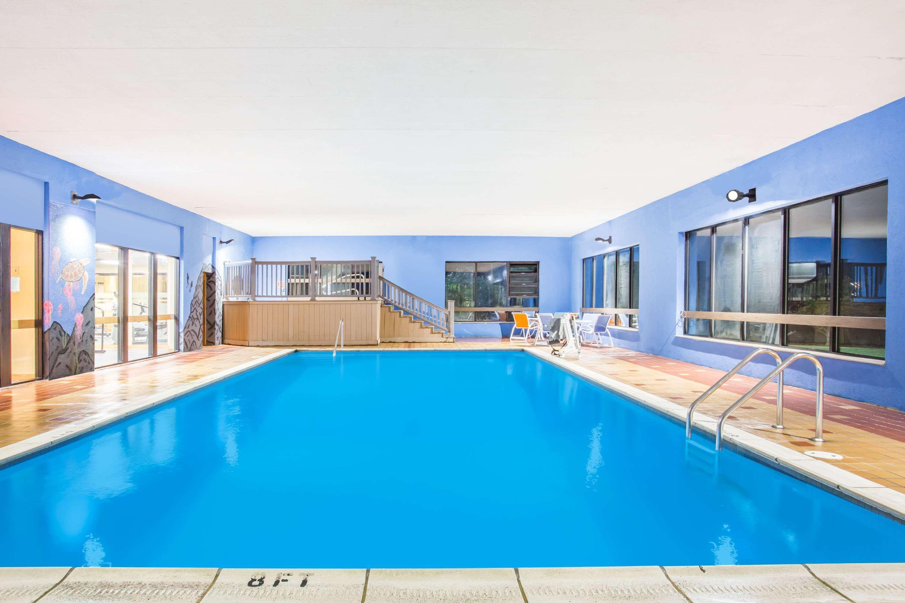 Days Inn & Suites By Wyndham Sutton Flatwoods Zewnętrze zdjęcie